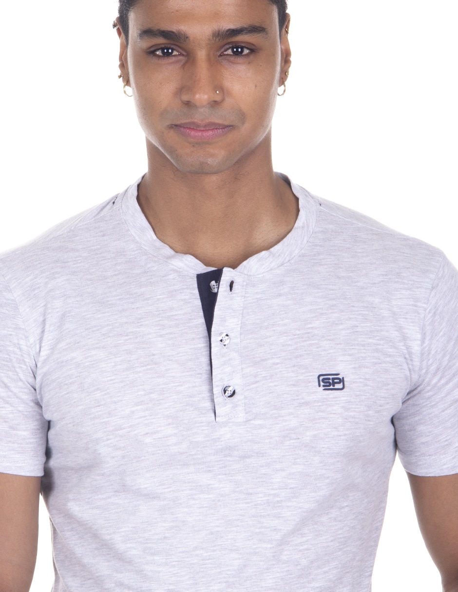 Playera Silver Plate cuello henley para hombre